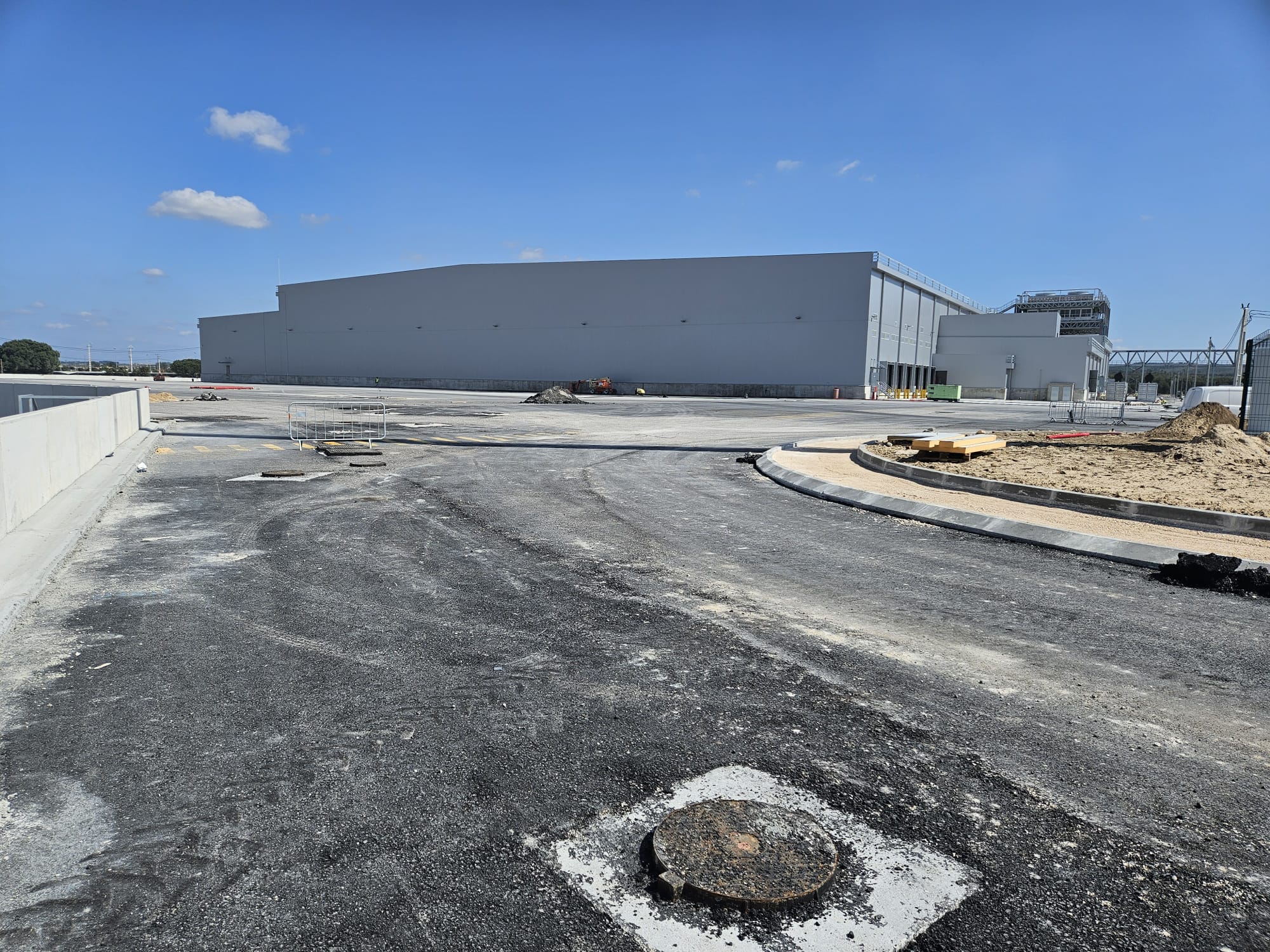 Infraestruturas para novo centro Mercadona

Execução completa das redes exteriores, incluindo saneamento doméstico, drenagem pluvial e instalação de todas as redes técnicas especiais (eletricidade e telecomunicações).